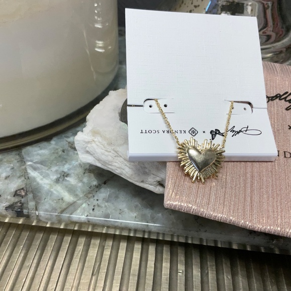 Dolly Parton x Kendra Scott Ari Heart Gold Pendant Necklace - Picture 7 of 7